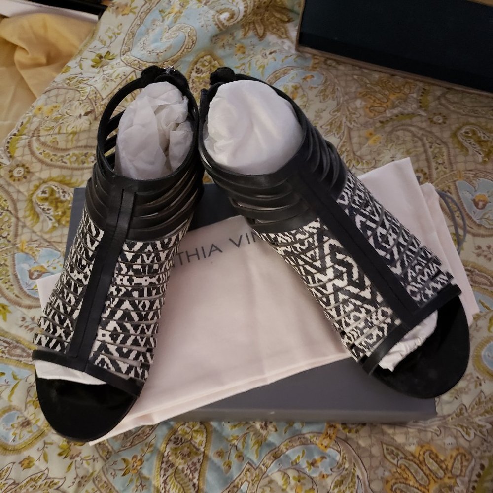 Cynthia Vincent Fame Blk Wht Zip Back Caged 7.5
